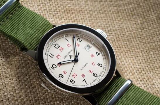 The green Nato strap adds a vintage temperament on the model with ivory dial.