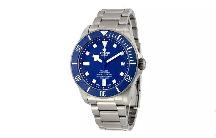 The blue dial looks dynamic and youthful, which is a good color used on the diving watch.
